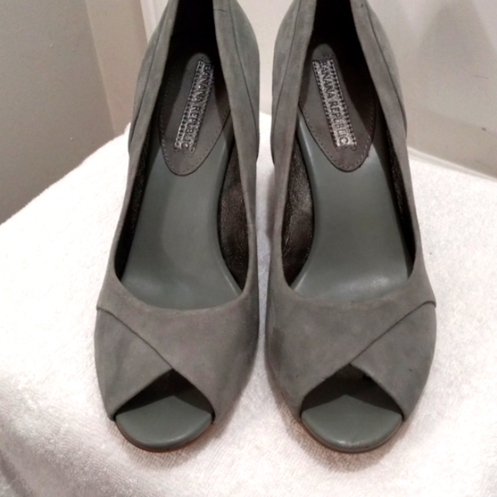 COPY - Banana Republic Sz 8.5 Grey Suede Wedges